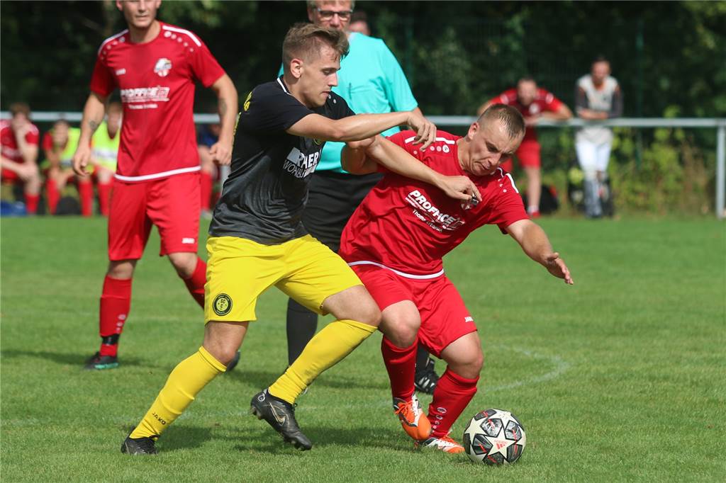 Beißen und kratzen: Julian Matthies vom SC Capelle versucht hier an den Ball zu kommen.