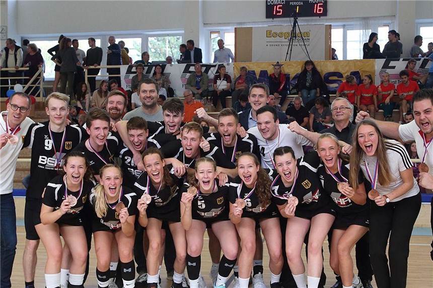 Castrop-Rauxeler bringen Bronze von der U21-EM mit Bejubelten EM-Bronze: (hinten v.l.) Coach Vincent van der Slot, Lucas Witthaus, David Kutschera, Physiotherapeut Niklas Johannink (mit Bart), Florian Fischer, Jan-Robert Heming/Kapitän, Thomas Freund, Theo Nowak, Timo Lindlar, (vorne, v.l.) Lea Hornung, Julia Strach, Madeline Gust, Lorena Sellinghoff, Lea Heinzel, Lena Gerlich, Hannah Heilmann, Teammanagerin Lea Sander und Coach Patrick Fernow.