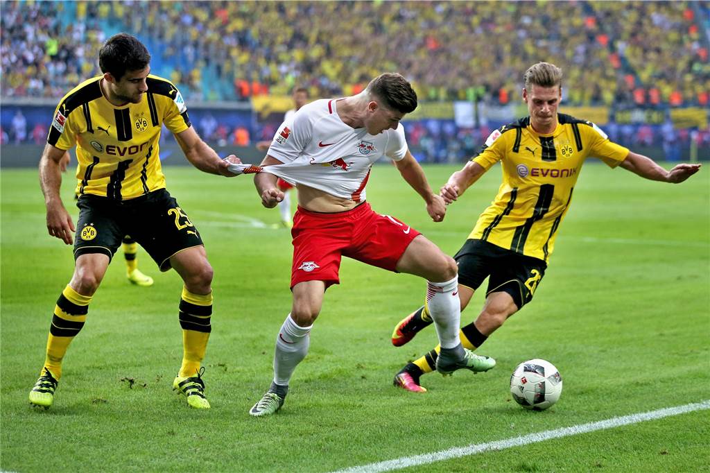 BVB-Premiere in Leipzig: Boykott und verbotene Dortmund-Trikots Bekamen die Leipziger nicht zu fassen: Sokratis (l.) und Lukasz Piszczek verloren mit dem BVB in Leipzig mit 0:1.