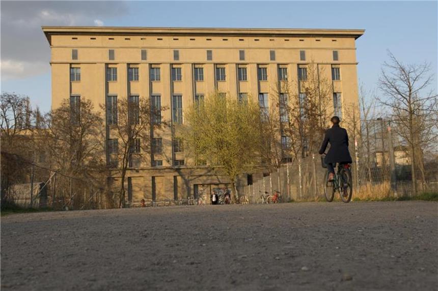 Berghain nach Jahren wieder in Top 10 der Clubs Bekannt für seine strenge Tür: Das Berghain. Foto: Paul Zinken