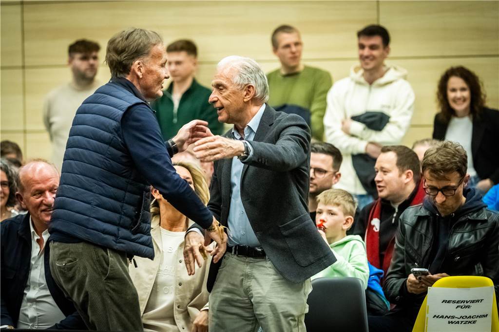 Bekannte BVB-Gesichter wie Hans-Joachim Watzke, Carsten Cramer und Reinhold Lunow besuchte das Bundesliga-Spiel Borussia Dortmunds gegen Tischtennis-Legende Timo Boll und Borussia Düsseldorf.