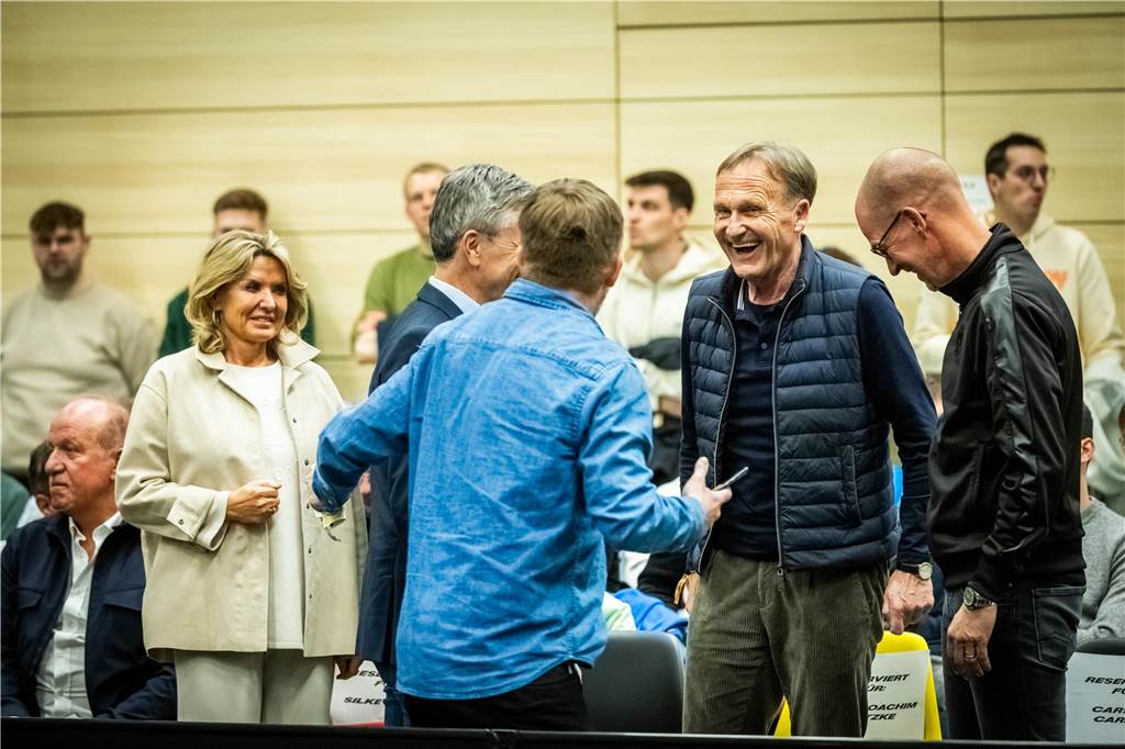 Bekannte BVB-Gesichter wie Hans-Joachim Watzke, Carsten Cramer und Reinhold Lunow besuchte das Bundesliga-Spiel Borussia Dortmunds gegen Tischtennis-Legende Timo Boll und Borussia Düsseldorf.