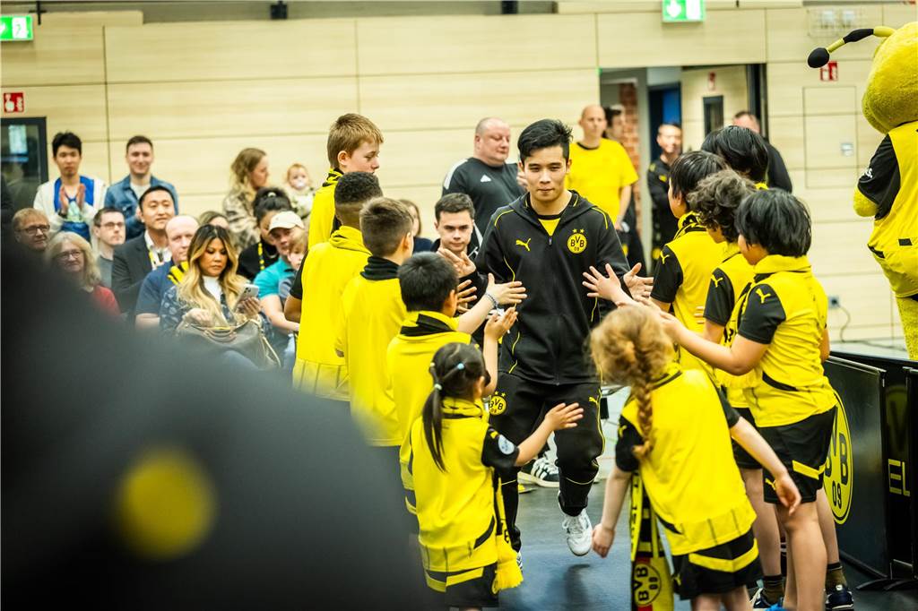 Bekannte BVB-Gesichter wie Hans-Joachim Watzke, Carsten Cramer und Reinhold Lunow besuchte das Bundesliga-Spiel Borussia Dortmunds gegen Tischtennis-Legende Timo Boll und Borussia Düsseldorf.