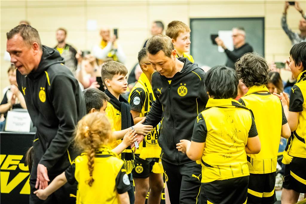 Bekannte BVB-Gesichter wie Hans-Joachim Watzke, Carsten Cramer und Reinhold Lunow besuchte das Bundesliga-Spiel Borussia Dortmunds gegen Tischtennis-Legende Timo Boll und Borussia Düsseldorf.