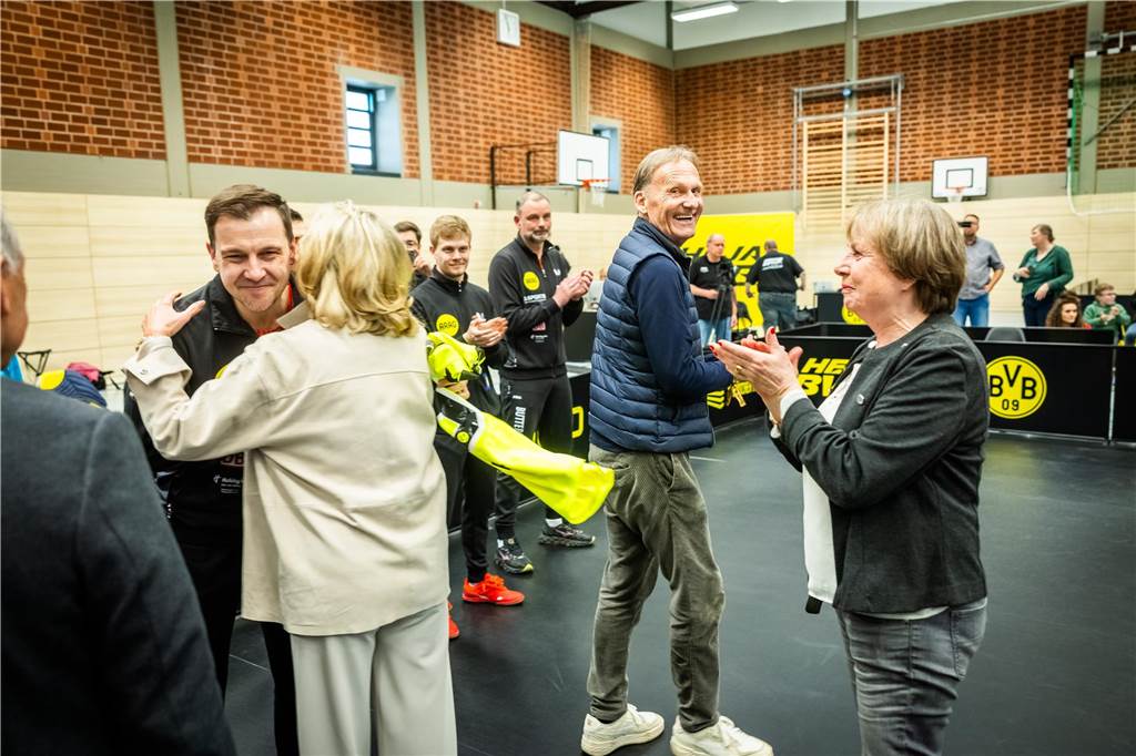 Bekannte BVB-Gesichter wie Hans-Joachim Watzke, Carsten Cramer und Reinhold Lunow besuchte das Bundesliga-Spiel Borussia Dortmunds gegen Tischtennis-Legende Timo Boll und Borussia Düsseldorf.