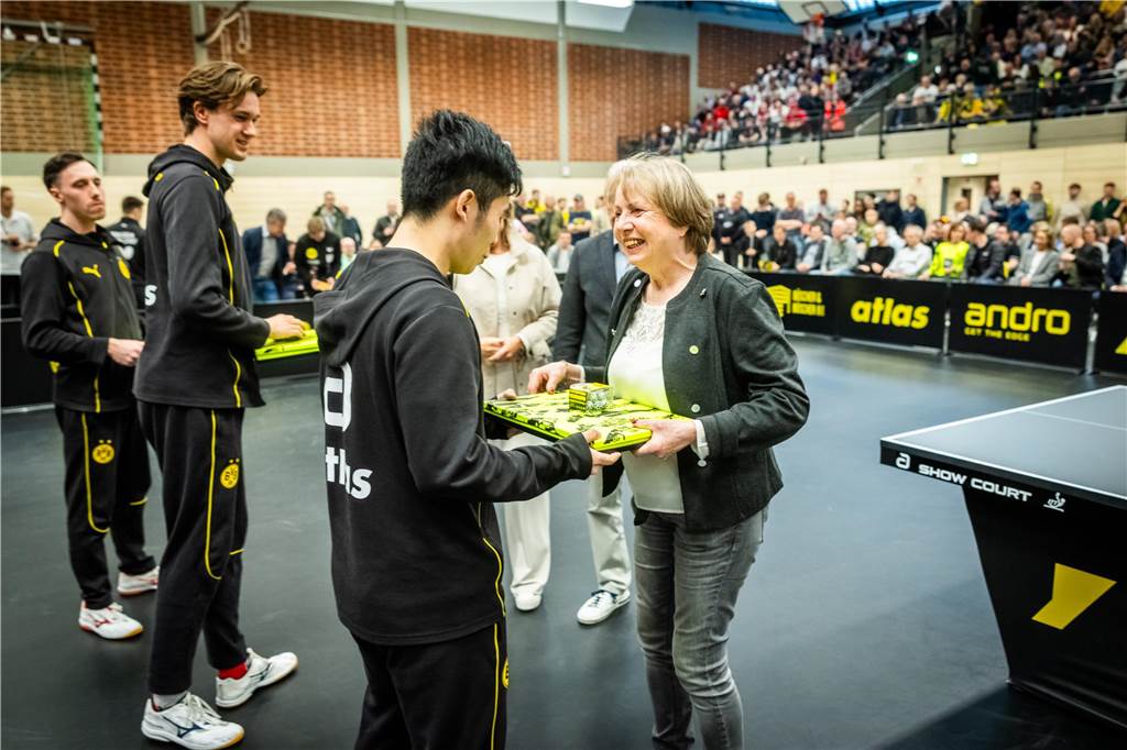 Bekannte BVB-Gesichter wie Hans-Joachim Watzke, Carsten Cramer und Reinhold Lunow besuchte das Bundesliga-Spiel Borussia Dortmunds gegen Tischtennis-Legende Timo Boll und Borussia Düsseldorf.