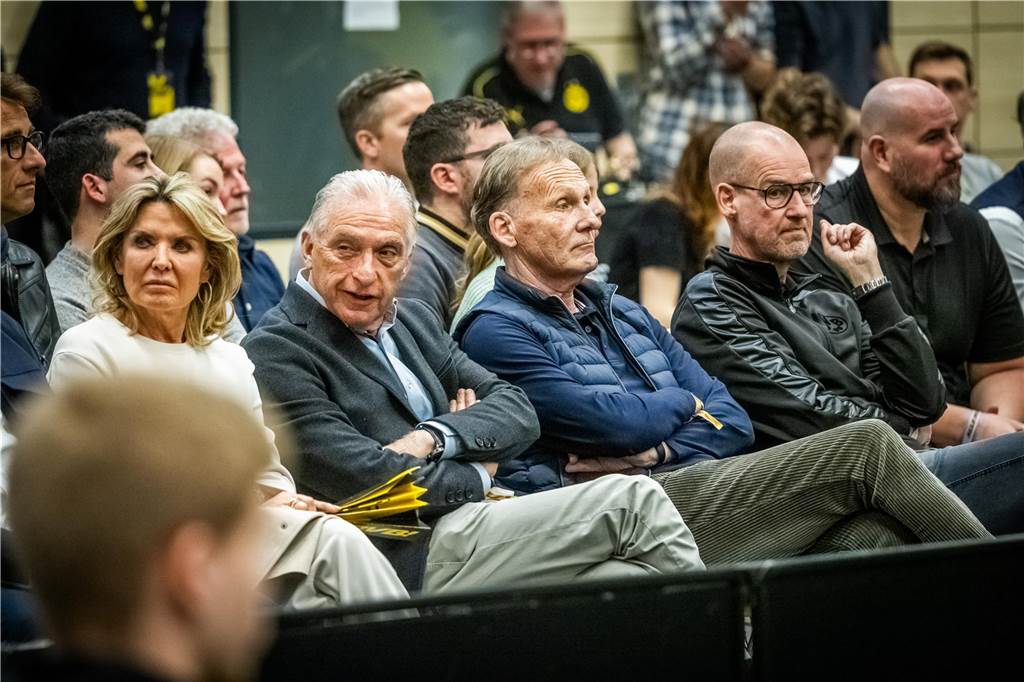 Bekannte BVB-Gesichter wie Hans-Joachim Watzke, Carsten Cramer und Reinhold Lunow besuchte das Bundesliga-Spiel Borussia Dortmunds gegen Tischtennis-Legende Timo Boll und Borussia Düsseldorf.