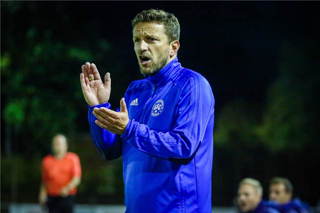 Der neue ASC-Coach Tim Schwarz ist noch der Beobachter, an der Leine führt er nur Marli Beklatschte jede Aktion des ASC: Samir Habibovic.