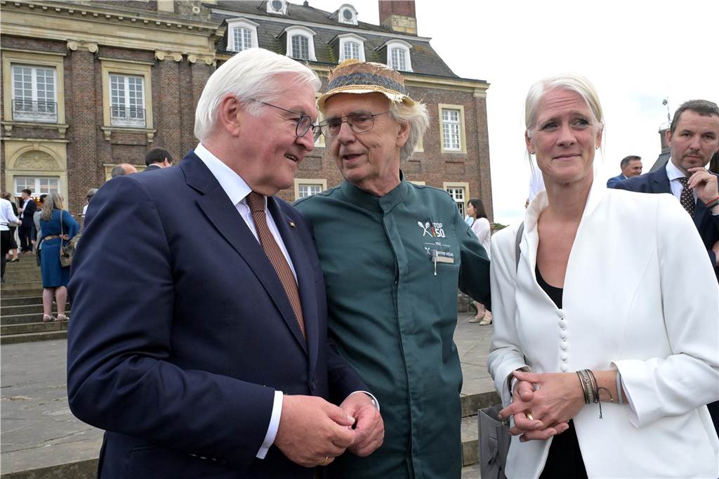 Bekocht wurde die politische Reisegruppe von Starkoch Franz Lauter. Bei der Begrüßung dabei war auch Claudia Potthoff-Kowol, Leiterin der Hochschule für Finanzen in Nordkirchen.