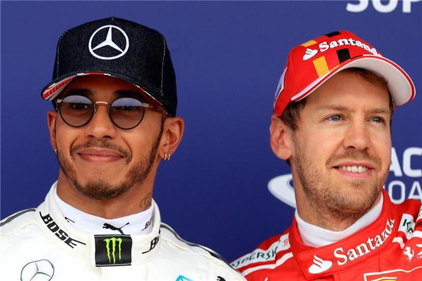 Erster Akt: Silberpfeil vs. Rote Göttin, die Enthüllung Bekommen neue Dienstwagen: Weltmeister Lewis Hamilton (l) von Mercedes und Ferrari-Pilot Sebastian Vettel. Foto: Tim Goode/PA Wire