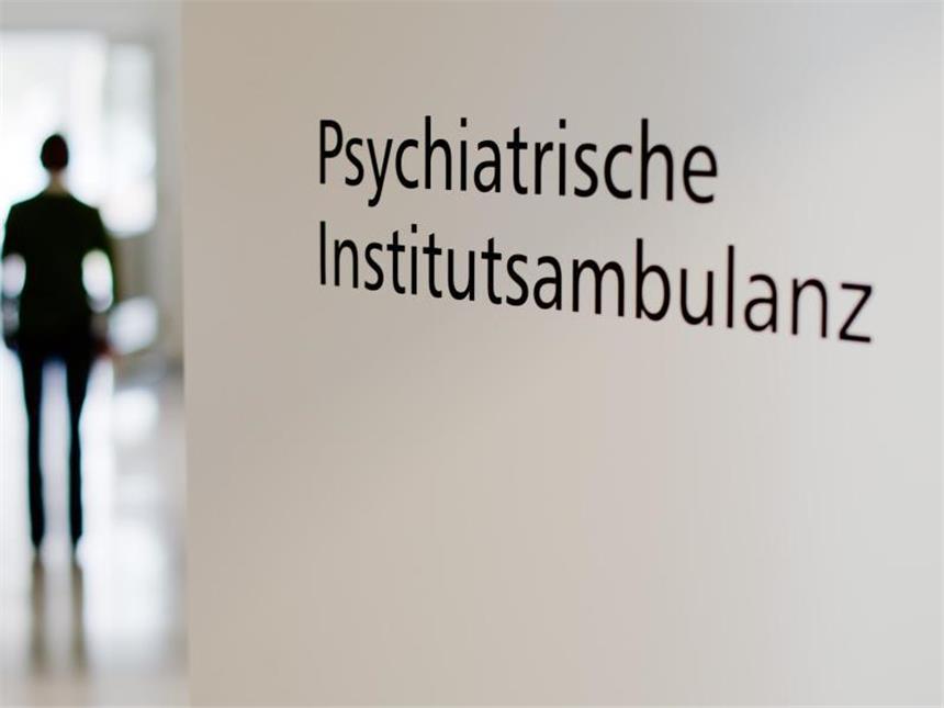 Bessere Versorgung psychisch Kranker ohne mehr Praxen? Bekommen psychisch Kranke keinen Termin in einer Facharzt-Praxis, können sie in die Ambulanz eines Krankenhauses gehen. Foto: Julian Stratenschulte/dpa