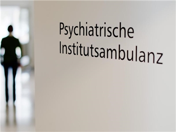 Bekommen psychisch Kranke keinen Termin in einer Facharzt-Praxis, können sie in die Ambulanz eines Krankenhauses gehen. Foto: Julian Stratenschulte/dpa