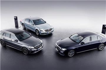 Bekommen überarbeitete Elektrotechnik: Die neuen Steckdosenautos mit E-Motor und Verbrenner von Mercedes (l-r: E-, C- und S-Klasse). Foto: Daimler AG