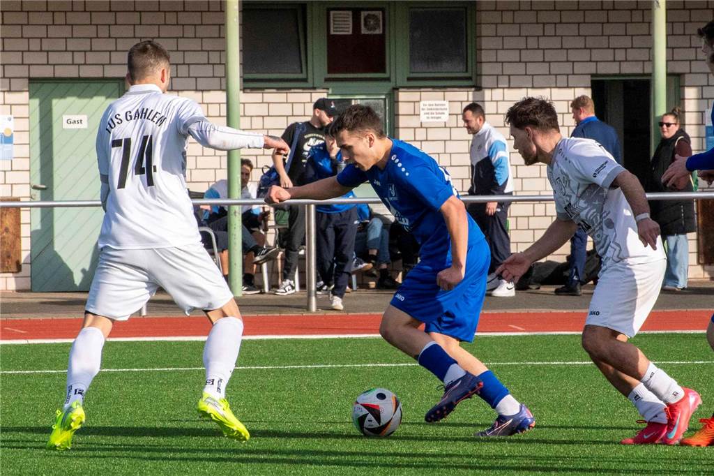 Tobias Becker überragt beim Kantersieg gegen Gahlen Bekommt ein Sonderlob von Mitspieler Tobias Becker: Sythens Philipp Nowak (M.)