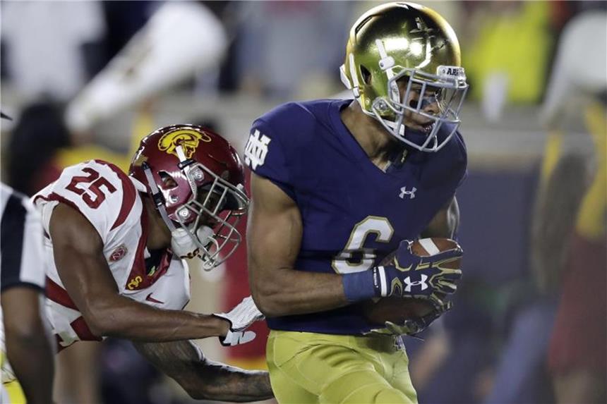Green Bay sichert sich deutsches Football-Talent Bekommt eine Chance in der NFL: Equanimeous St. Brown (r). Foto: Carlos Osorio