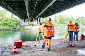 Belastungstest an der beschädigten A43-Emschertalbrücke: Experten vermessen das Bauwerk. Für Pkw ist das Passieren der Brücke ungefährlich.