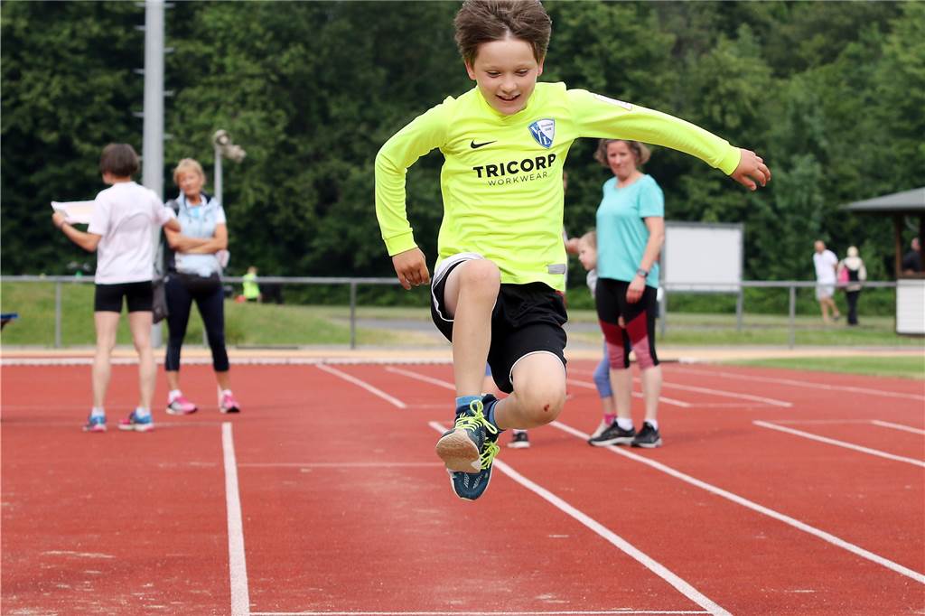 Viele begeisterte Teilnehmer bei den Sportabzeichen - weitere Chancen in den nächsten Wochen Beliebt war bei den Kindern der Weitsprung. Bei ihnen galt noch der Zonen-Weitsprung. Sie mussten nicht vom Brett aus abspringen.