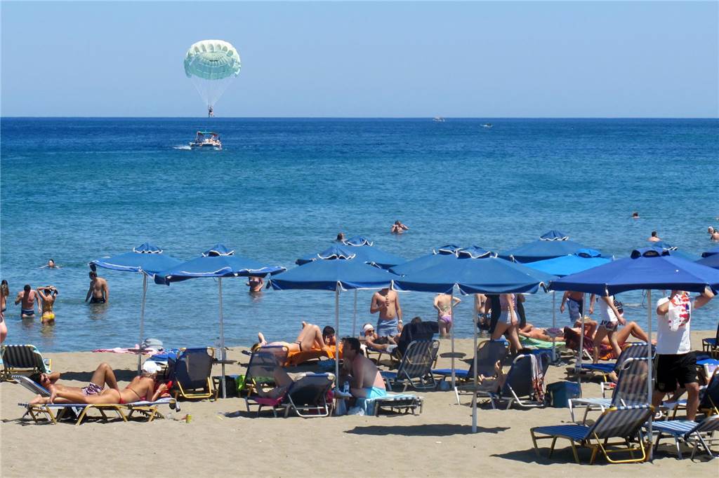 Griechenland-Urlaub in Gefahr: Wer soll diese Saison noch die Betten machen? Menschen liegen am Strand