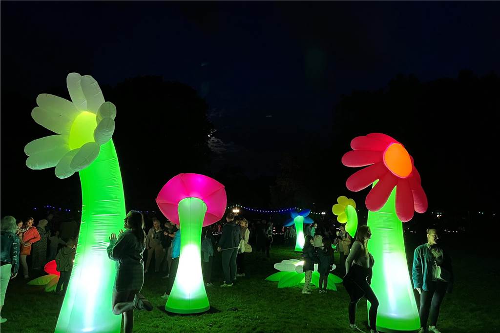 Beliebter Foto-Ort: Die großen beleuchteten Blumen oder Pilze, die man überall im Park fand.