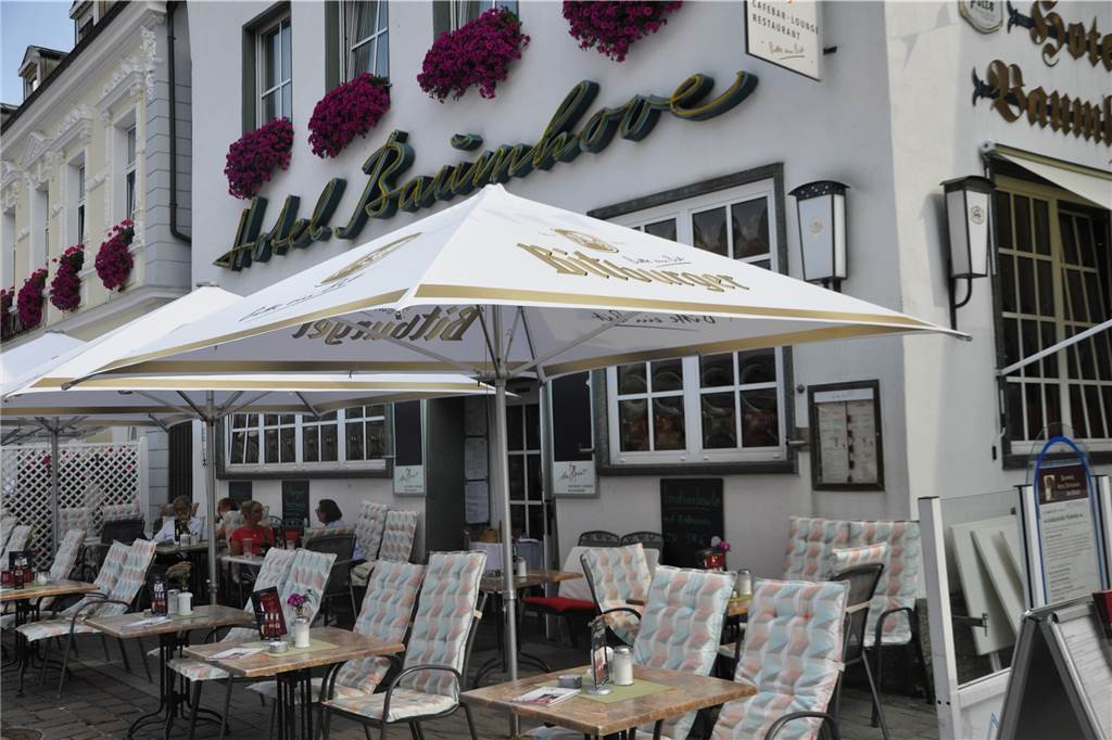 Gastronomen warten vergeblich auf Lockerungen: „Wir sind die Dummen!“ Beliebte Terrasse mit Blick auf den Marktplatz. Künftig wird es im Hotel Restaurant Baumhove wohl mit strikten Hygieneregeln und entzerrten Tischen weitergehen.