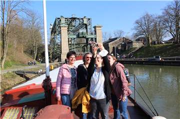 Beliebtes Fotomotiv: Sigrid, Ulrike, Johanna und Anne (v.li.) aus Dortmund nutzten die Gunst der Stunden und schauten im erneuerten Industriemuseum in Waltrop vorbei. Abends wurde es rund um das historische Hebewerk dann noch spektakulärer: bei einer speziellen Illumination im Rahmen von "Futur21".
