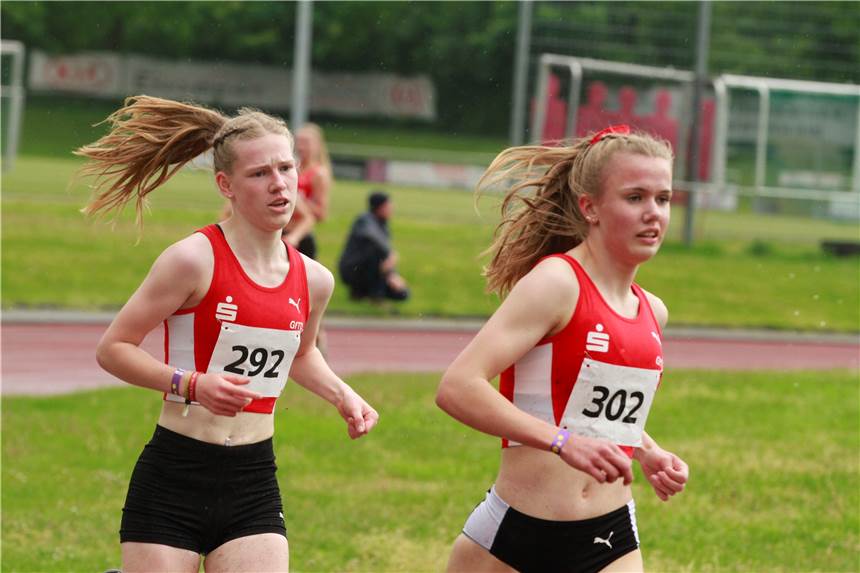 Junge Lauftalente aus Werne und Olfen überraschen wieder mit Bestleistungen Belohnung für einen weiten Anfahrtsweg: Marie Gövert (links) und Ida Lefering liefen erneut Bestleistung über die 800 Meter-Strecke.