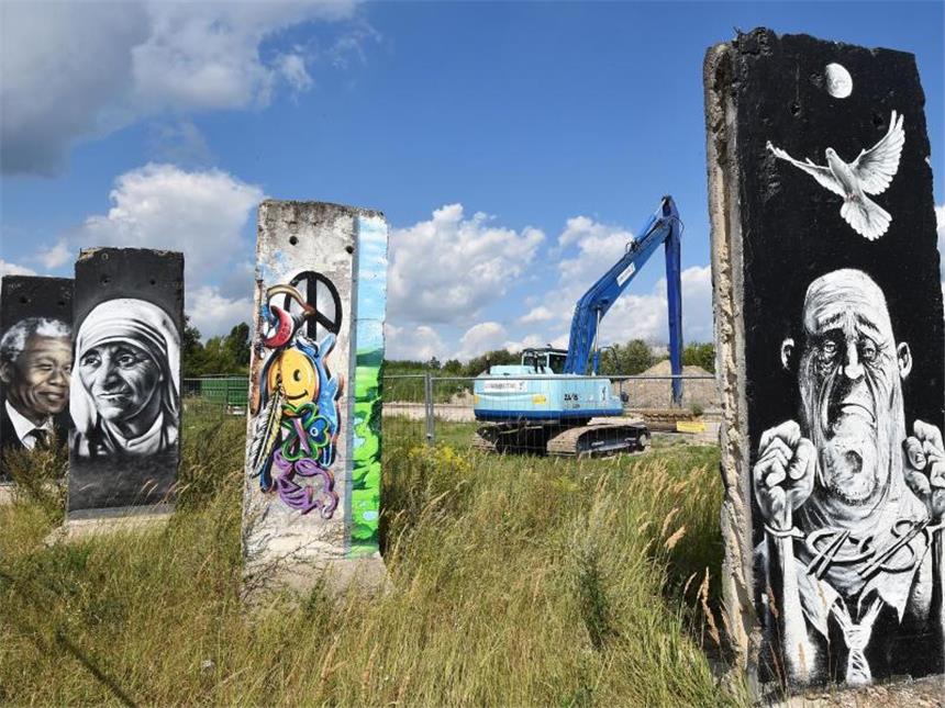 Erinnern und mahnen - Berlin gedenkt der Opfer des Mauerbaus Bemalte Mauersegmente stehen im brandenburgischen Teltow. Foto: Bernd Settnik