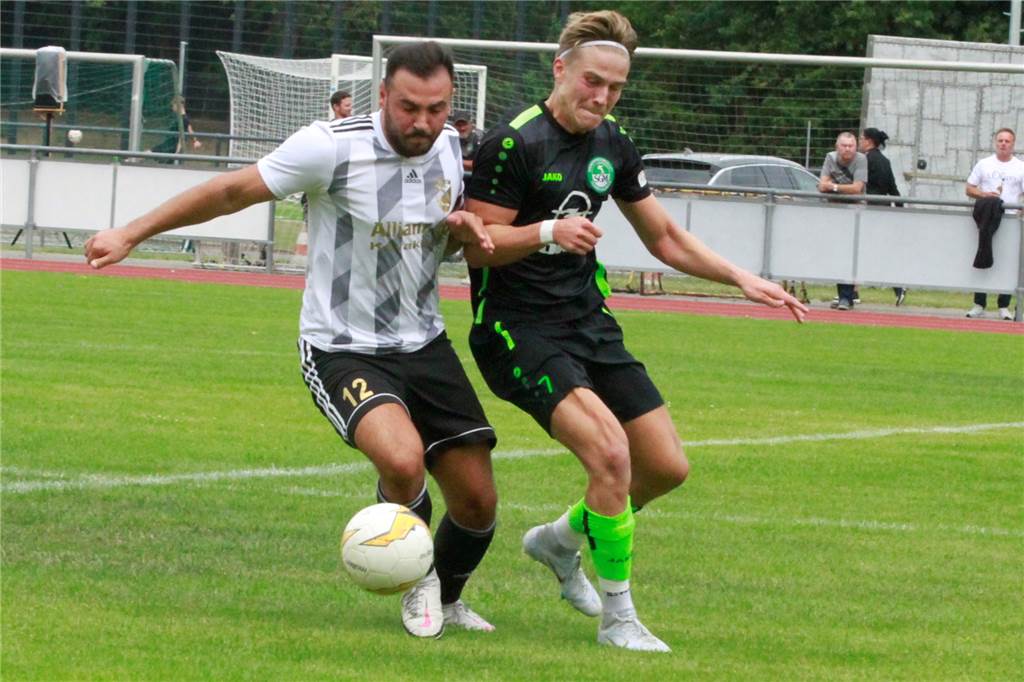 „Echt scheiße gelaufen“ – Klare Worte bei der SG Massen nach Punktlos-Fehlstart in die Bezirksliga Ben Bäcker (r.) spielte schon im Kreispokal. Nun gab er sein Ligadebüt für Massen.