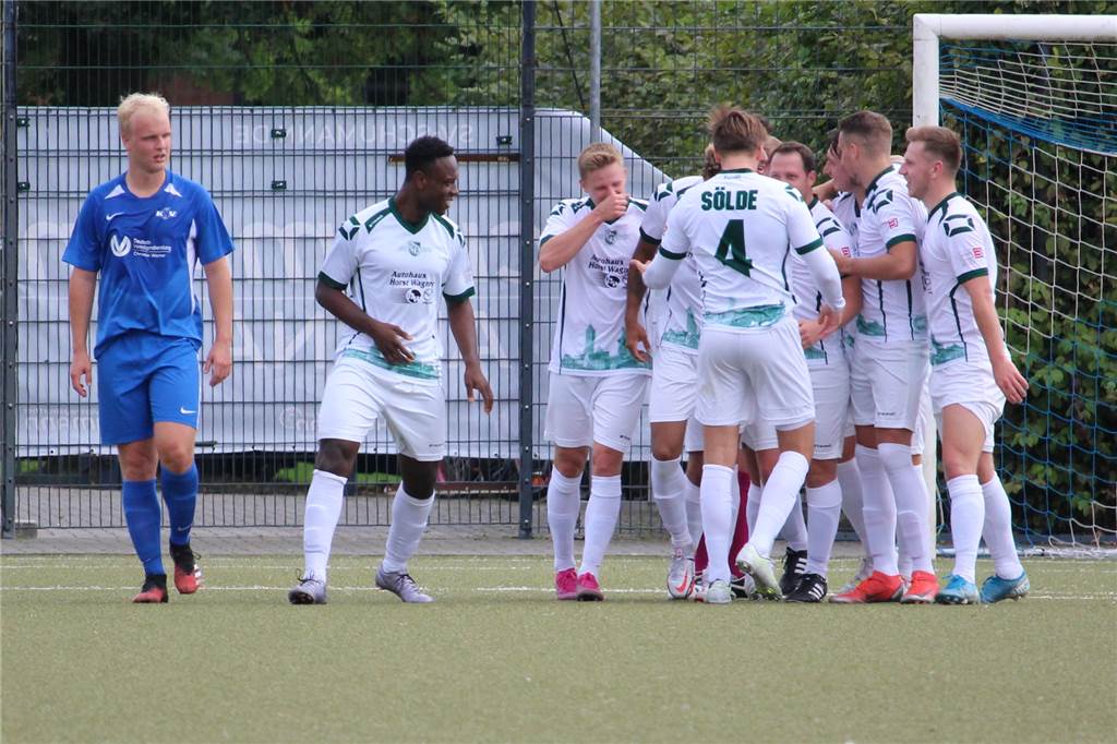 Dortmunder Landesligist verstärkt sich mit Spieler vom Bezirksliga-Topteam Königsborn Ben Baehr (l.) kickt nun für den SV Brackel in der Landesliga.