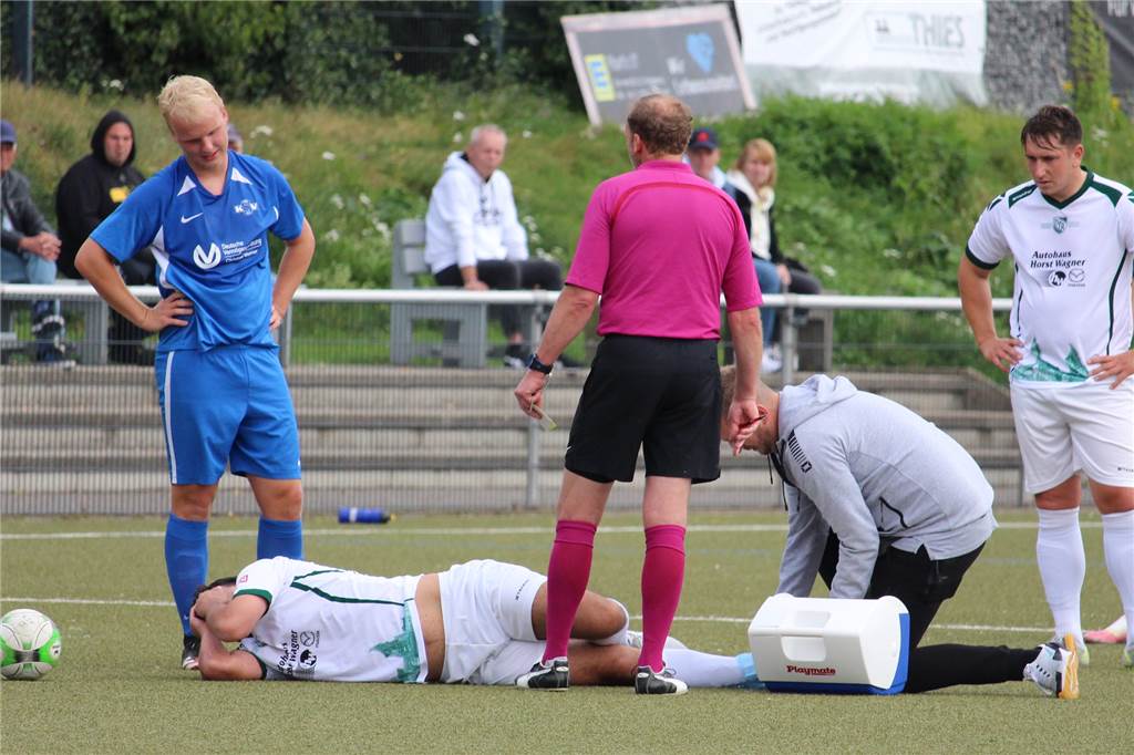 Brenzliche Situation in Königsborn: Abwehrmann gerät in den Fokus der Sölde-Fans Ben Baehr (l.) musste sich nach seinem Foul an Miguel Simeos dos Santos wüste Äußerungen von den Sölde-Fans anhören.