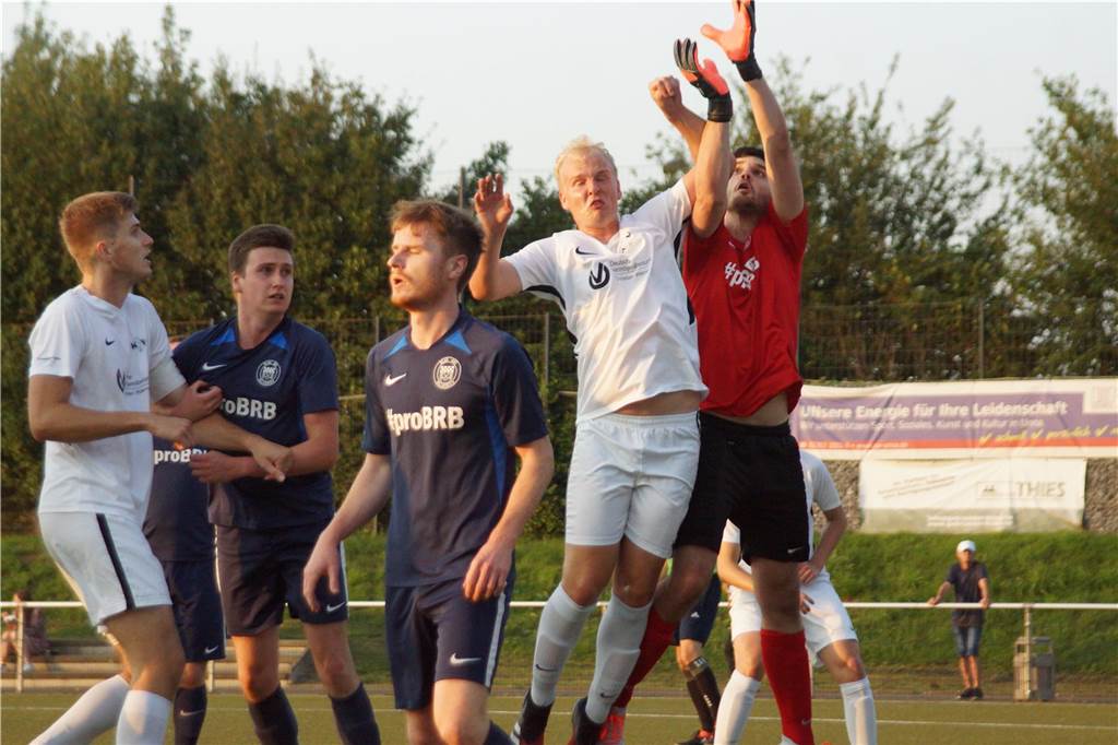 Die Baehr-Brüder wieder vereint bei Husen Kurl 4 Fußballspieler feiern zusammen ein Tor