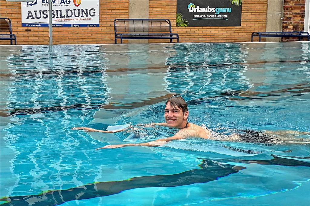 Wetter zum Tanz in den Mai: Sonne lädt zum Wandern und Baden ein Ben Funke sprang bei der Saisoneröffnung am 30. März 2025 im Freibad Bornekamp als Erster ins kühle Nass.