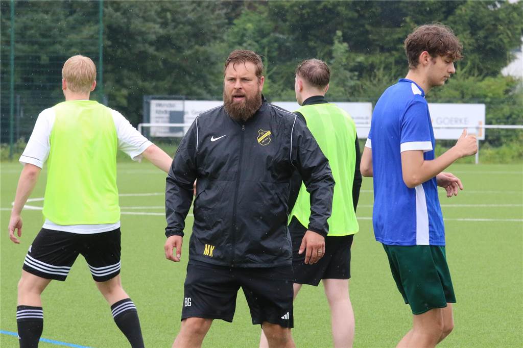 Ben Gottstein gab auch beim lockeren Aufgalopp des SV Langschede schon erste gezielte Anweisungen. 