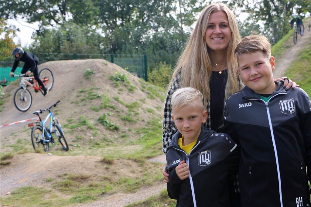 Tipps und Tricks vom Profi: Marc Diekmann nimmt junge Biker mit über die Rampen Ben Hilbold (r.) und Paul Rosenfeld waren extra aus Vreden angereist. Bens Schwester Alicia Hackfort kam sogar aus Groningen zum Aktiinstag im Bikepark.