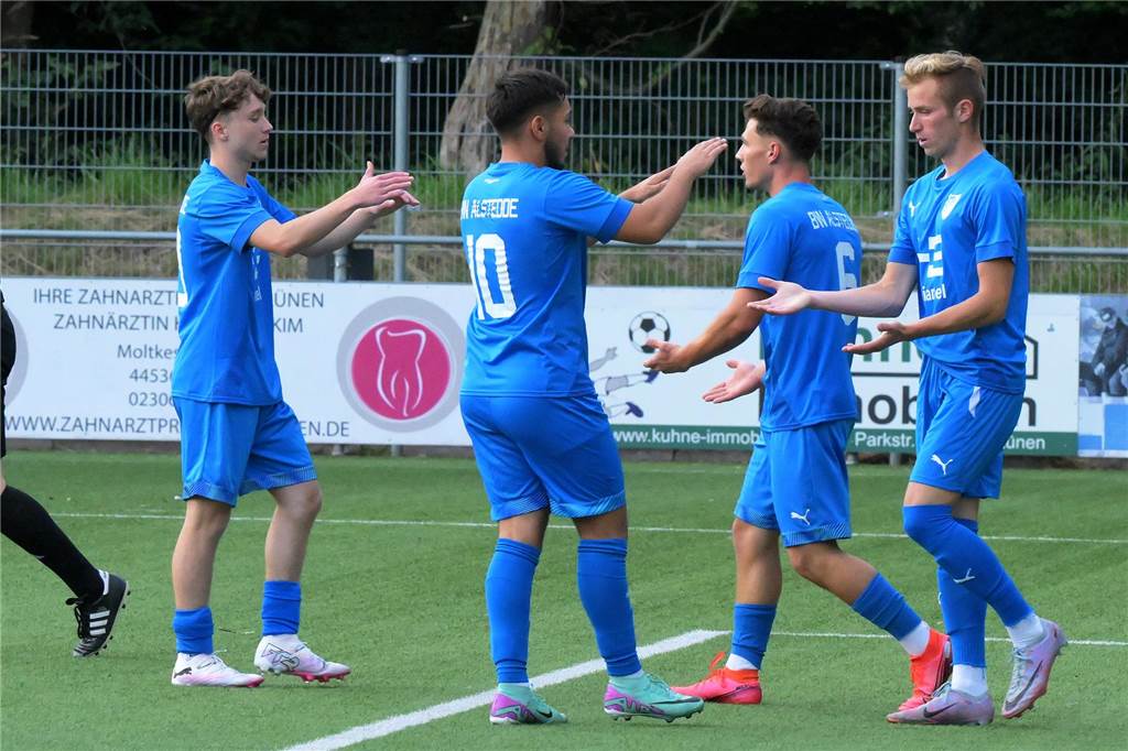 PSV Bork dreht 0:2 gegen VfB Lünen, auch BW Alstedde im Halbfinale Spieler von BW Alstedde bejubeln das Führungstor durch Ben Knappmann.