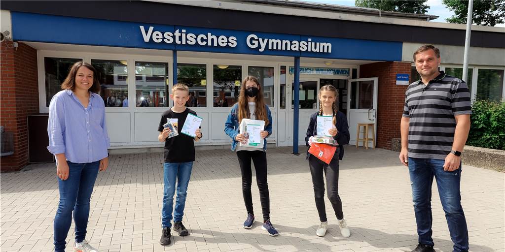 Drei Schüler vom Vestischen Gymnasium beim Känguru-Wettbewerb ausgezeichnet Ben Krüger, Josephine Mühling und Lena Sonn schafften Platzierungen beim Känguru-Wettbewerb.