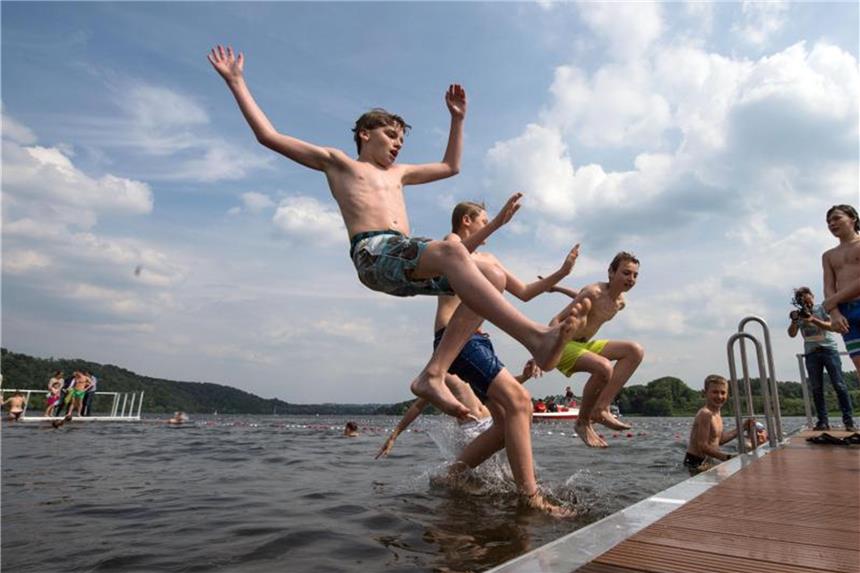 Baden in der Ruhr: Bewertungssystem sorgt für mehr Badetage Ben, Micha, Luca und Luca springen von einem neuen Steg in den Baldeneysee. Seit der Saisoneröffnung am 6. Mai konnte bereits an 22 Tagen in der Ruhr gebadet werden. Foto: Bernd Thissen/Archiv