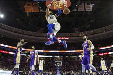 Ben Simmons (M.) von den 76ers beim Dunking. Foto: Chris Szagola