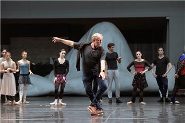 Ben Van Cauwenbergh mit seinem Aalto-Ballett Essen in „10 by Ben“