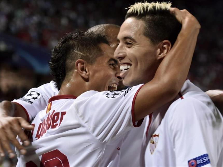 FC Sevilla schließt in Primera Division zu Real Madrid auf Ben Yedder (l.) schoss den FC Sevilla zum Sieg über Deportivo Alaves. Foto: Raul Caro