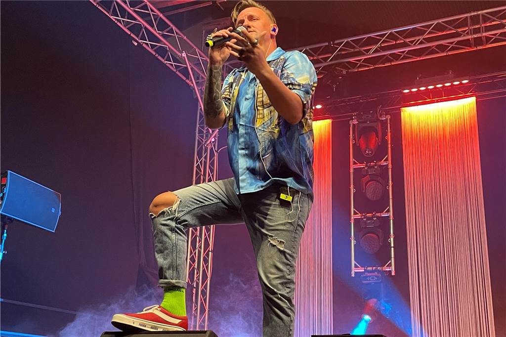 Der Abend seines Lebens: Ben Zucker singt mit über 2000 Leuten nur für Phil (13) Ben Zucker stand 2024 zum ersten Mal auf der Bühne bei der Solidarfonds-Party in Castrop-Rauxel.