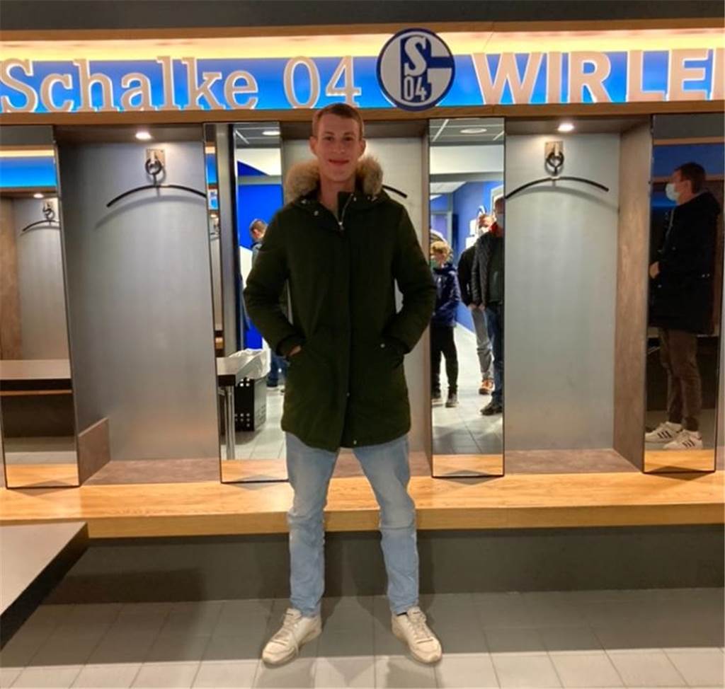 Halterner Trainer erlebt „eine richtig coole Aktion“ auf Schalke Benedict Kuss durfte eine Trainingseinheit eines Schalker Jugendteams beobachten und sich hinterher mit anderen Trainern und dem Schalker Coach austauschen.