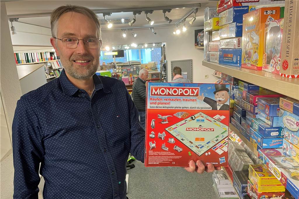 Händler in Herbern vorm Weihnachtsgeschäft: Zwischen Angst und Euphorie Händler Benedikt Angelkort zeigt ein Monopoly-Spiel.