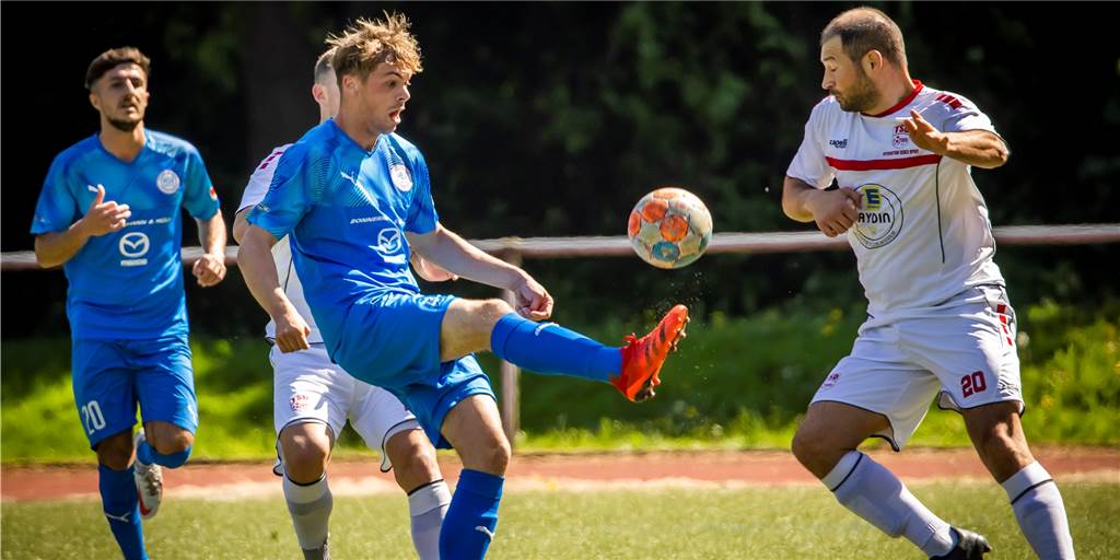 Aufstieg ist ganz nah: Türkspor Dortmund schießt den Hombrucher SV im Spitzenspiel ab Benedikt Buchholz (l.) und der HSV waren Türkspor Dortmund um Durmus Aydin (r.) am Ende deutlich unterlegen.
