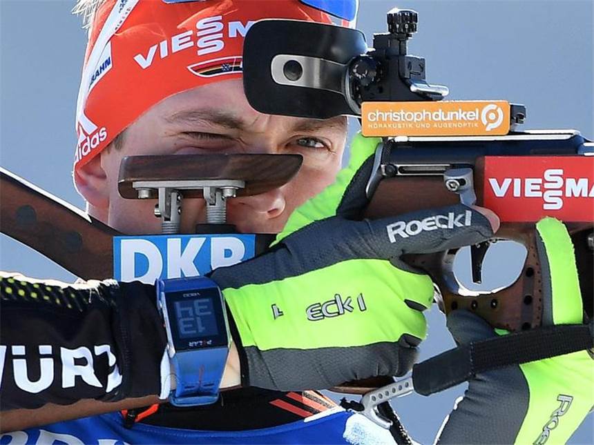 Biathlet Doll wird in Verfolgung Achter Benedikt Doll beim Schießen. Foto: Martin Schutt