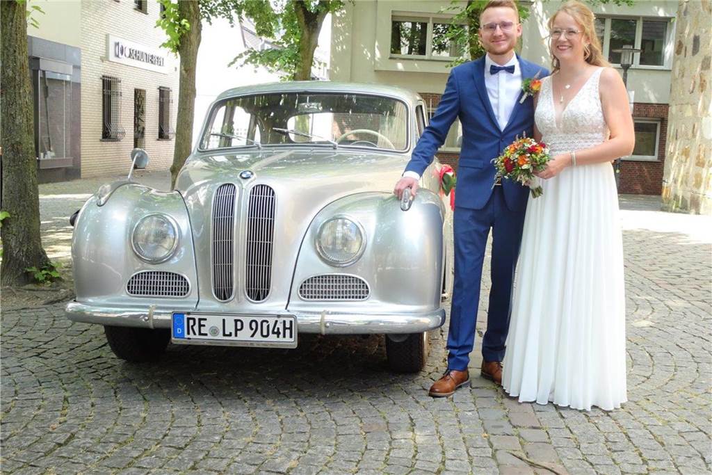 Hochzeit im Herzen von Dorsten: Paula und Benedikt gaben sich Ja-Wort Benedikt Gertz fährt mit seiner Braut Paula im Barockengel am Alten Rathaus vor.
