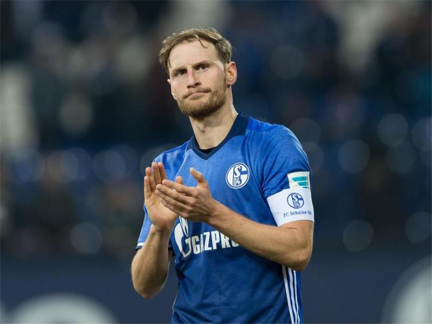 S04 bestätigt: Höwedes plant Leisten-Operation Benedikt Höwedes bedankt sich nach dem Spiel bei den Fans. Foto: Guido Kirchner/Archiv