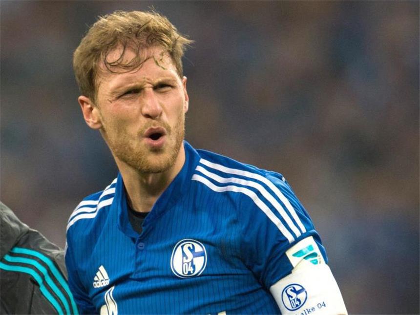 Schalke sucht nach einem Höwedes-Ersatz Benedikt Höwedes hat sich einen Muskelfaserrisses im hinteren rechten Oberschenkel zugezogen. Foto: Bernd Thissen
