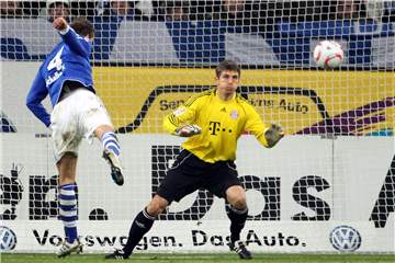 Benedikt Höwedes (l.) gehörte zu den Schalker Torschützen beim letzten Bundesligasieg gegen Bayern München. 