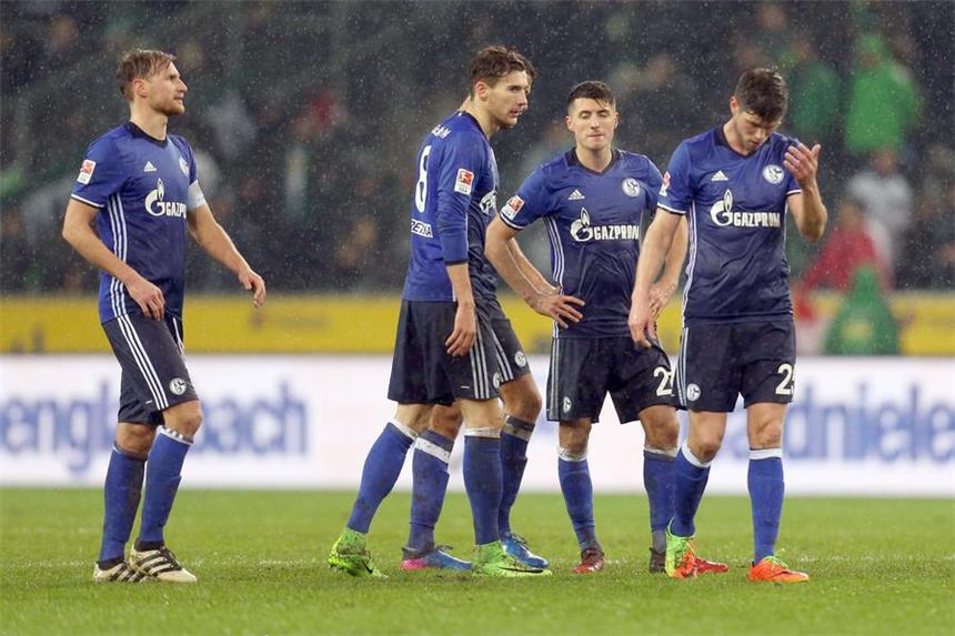 Schalke muss jetzt nach unten schauen Benedikt Höwedes, Leon Goretzka, Alessandro Schöpf und Klaas-Jan Huntelaar (v.l.) nach der 2:4-Niederlage im ersten von drei Spielen gegen Borussia Mönchengladbach.
